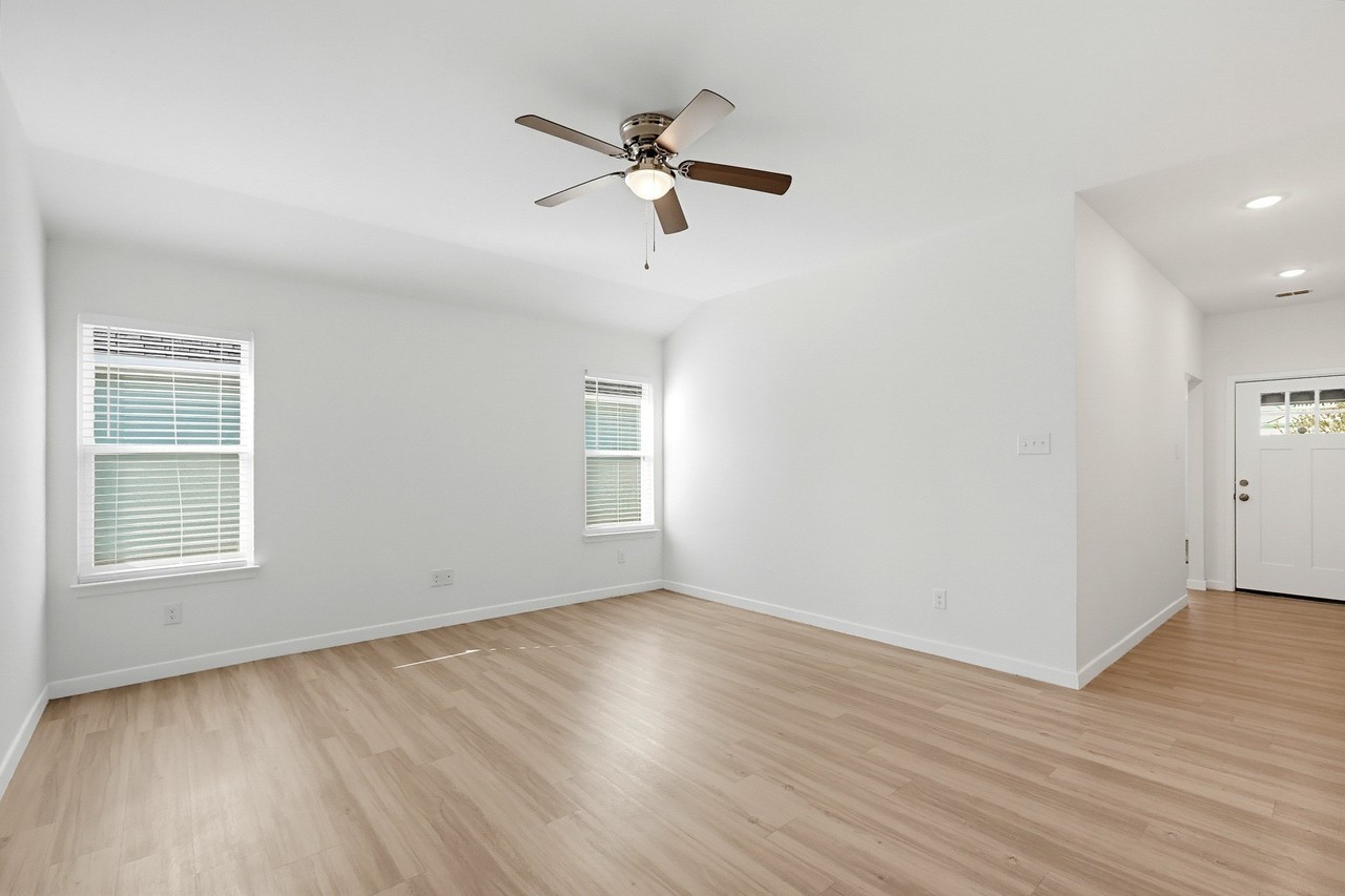 319 Elm St - Photo 5 of 38
