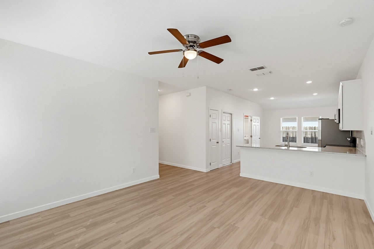319 Elm St - Photo 6 of 38