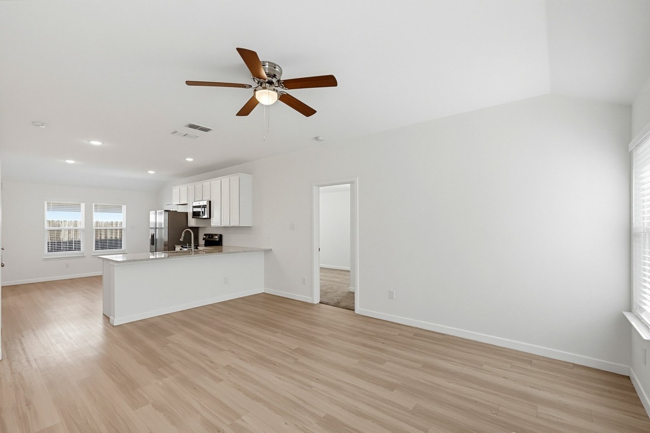 319 Elm St - Photo 7 of 38