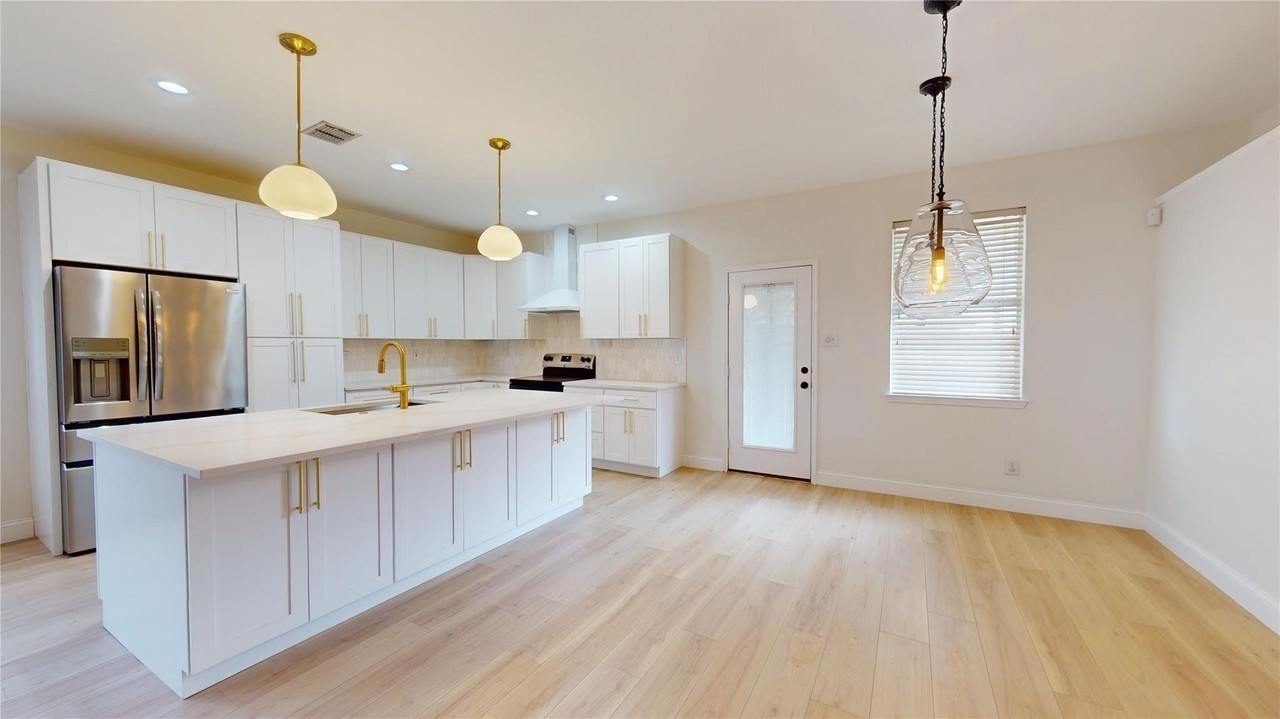 10514 Greenbriar Ln - Photo 2 of 14