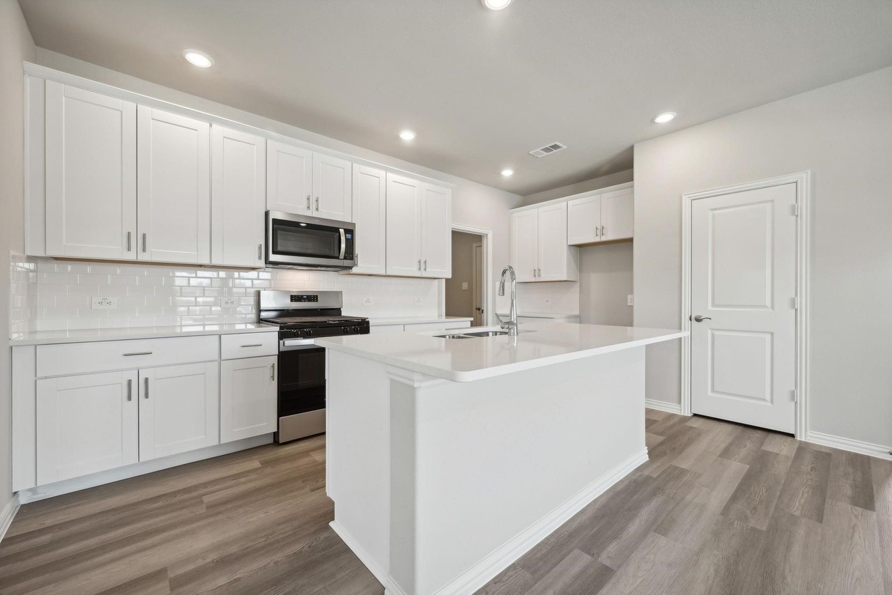 916 Tulip Trl - Photo 2 of 21