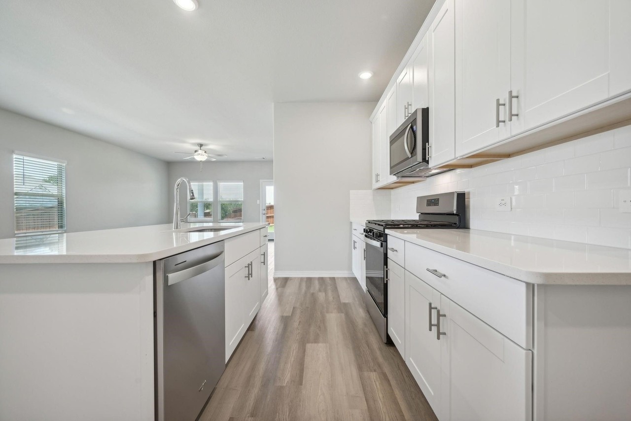 916 Tulip Trl - Photo 4 of 21
