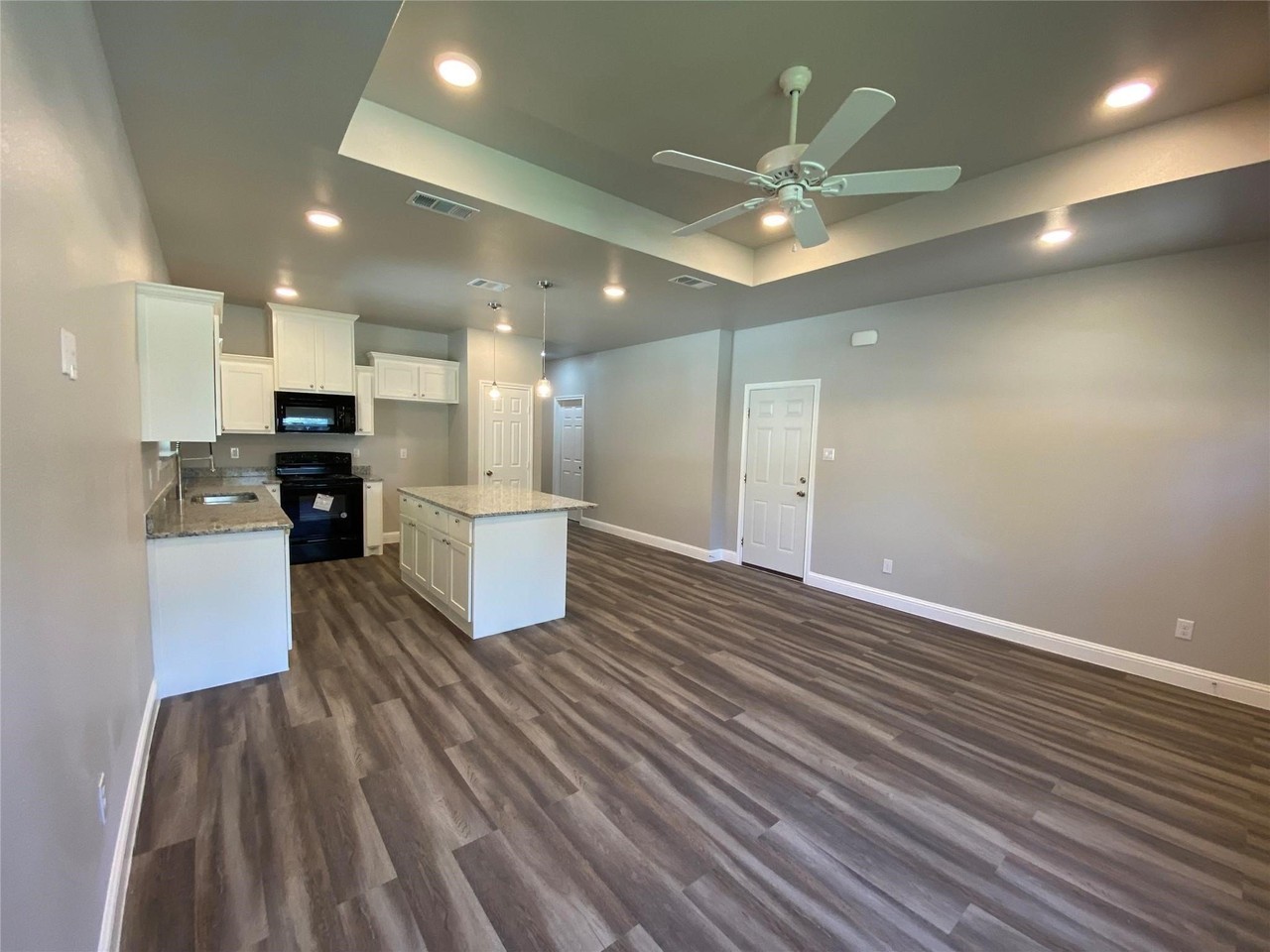 2221 Langford St - Photo 4 of 16
