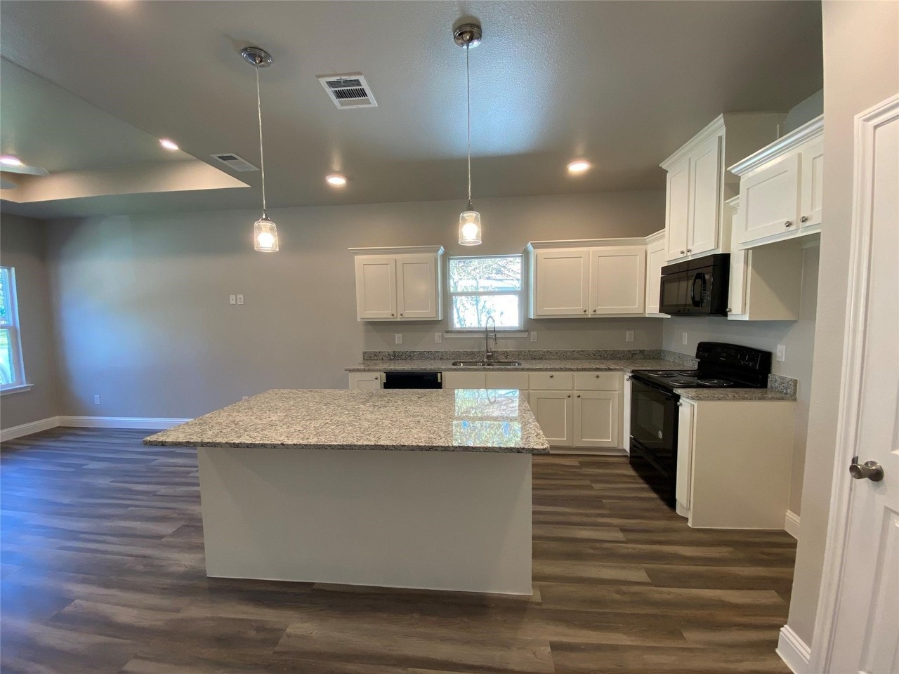 2221 Langford St - Photo 5 of 16