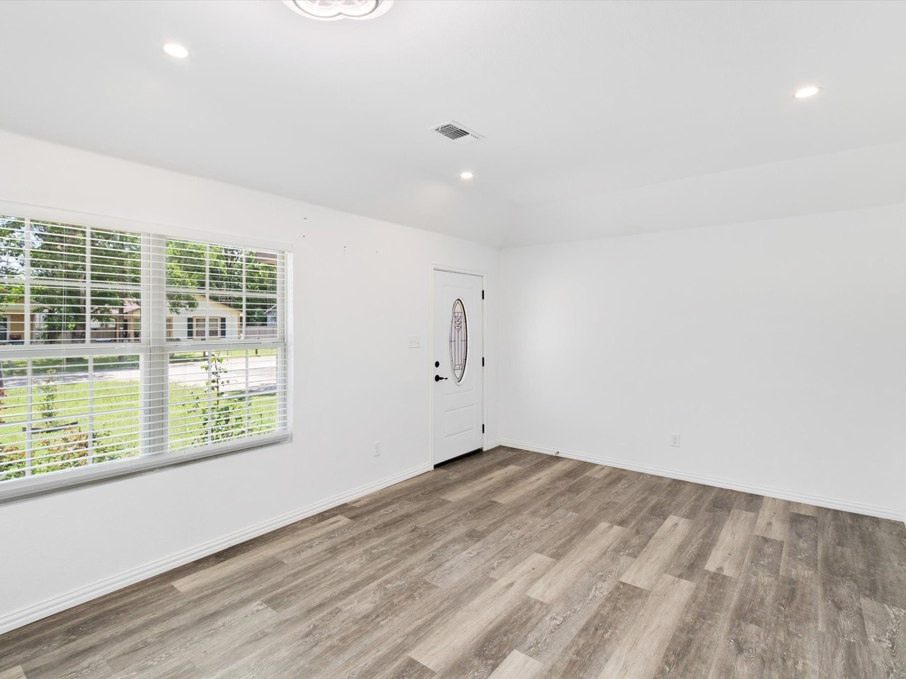 308 Avenue A - Photo 7 of 33