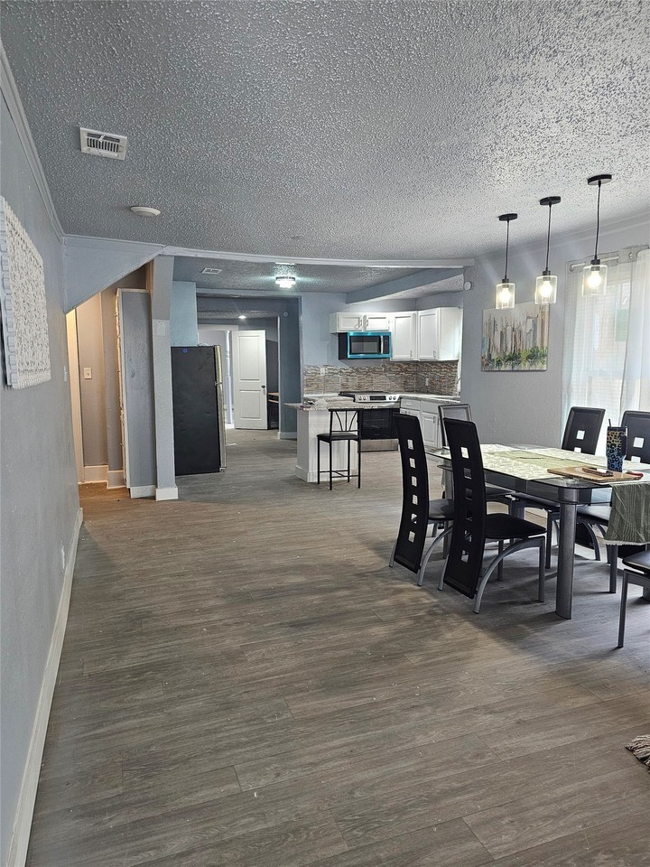 2251 Harding St - Photo 3 of 5