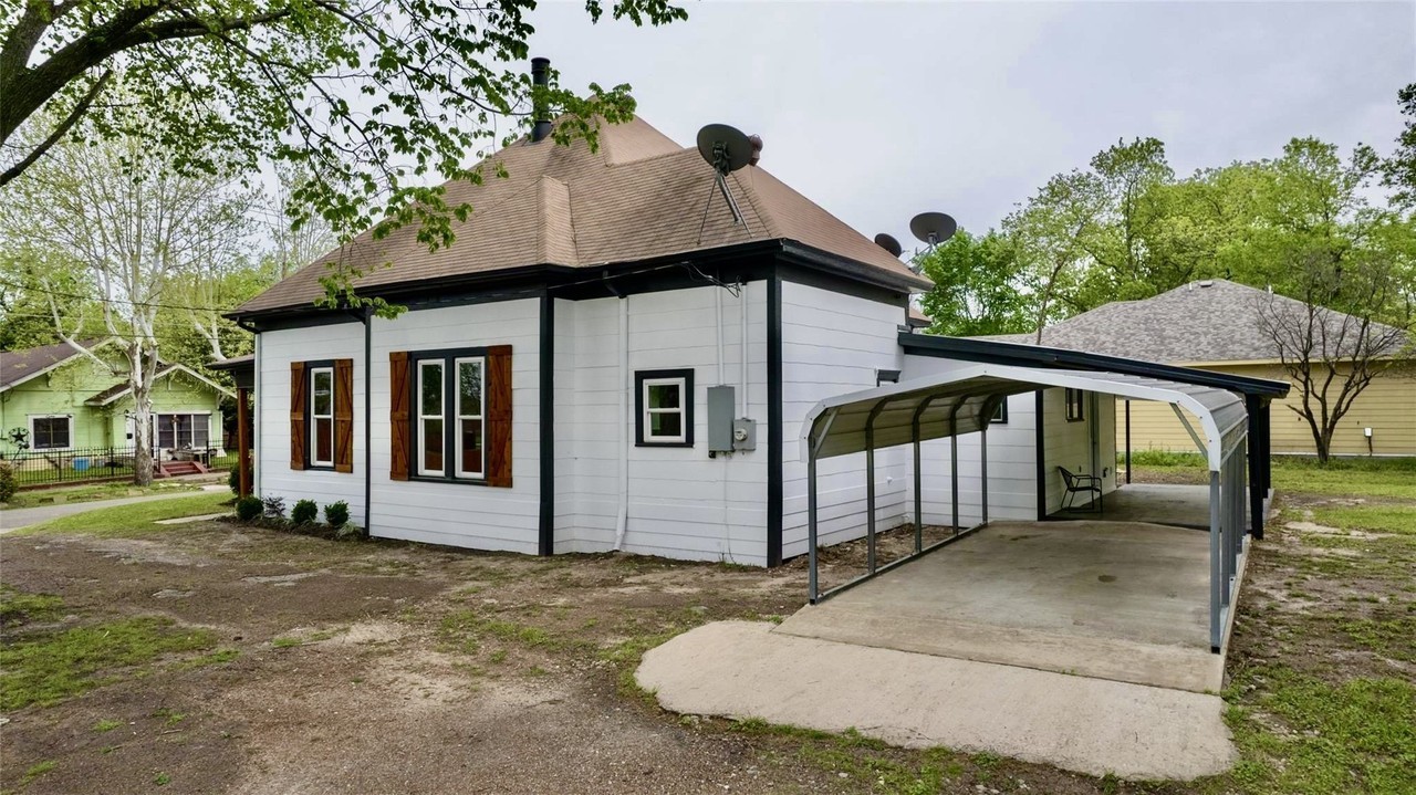 1405 Locust St - Photo 3 of 12