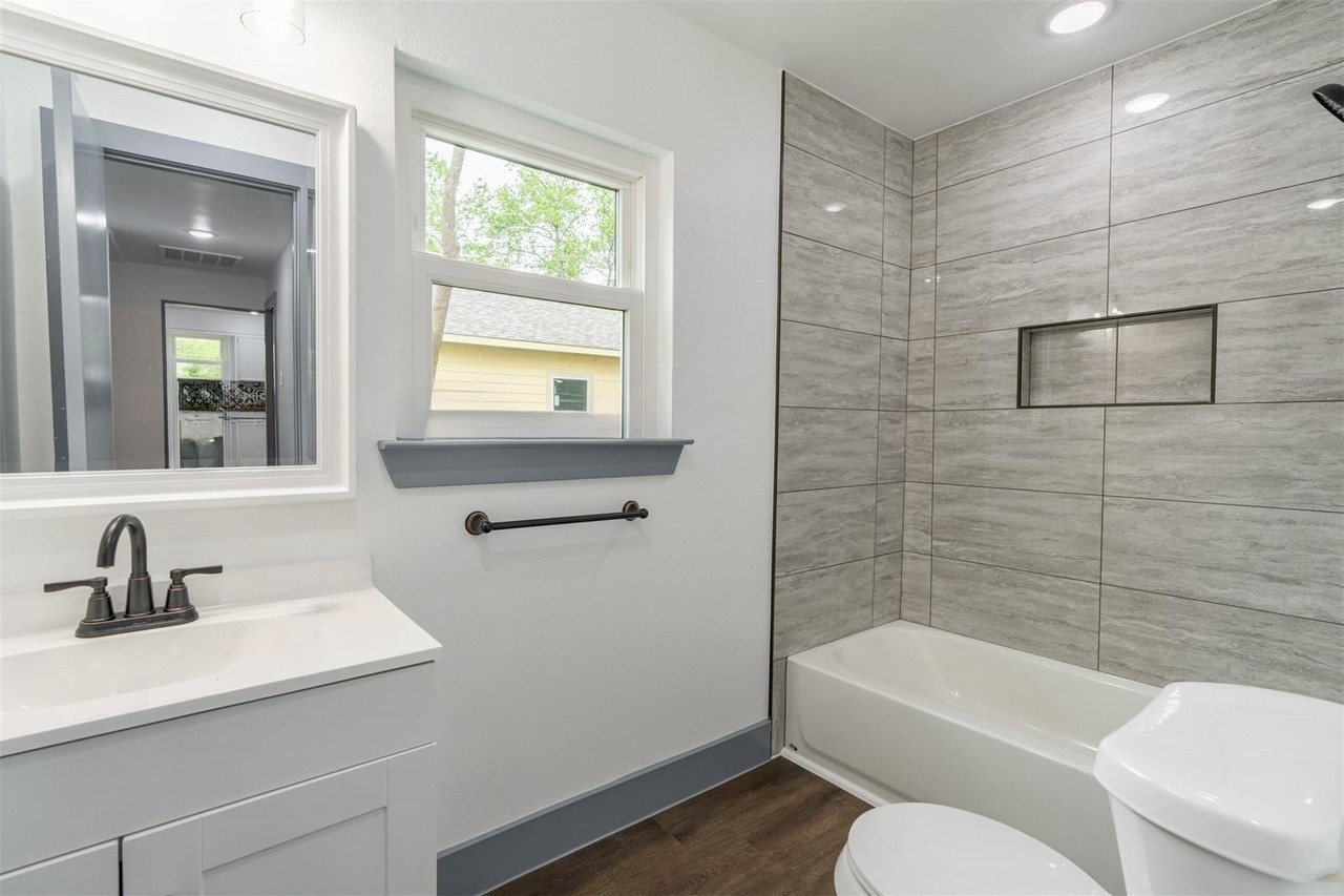 1405 Locust St - Photo 4 of 12