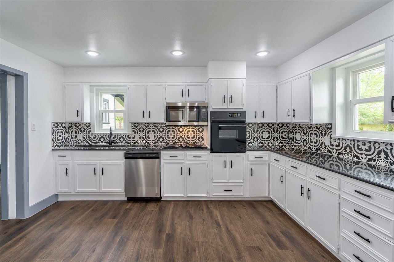 1405 Locust St - Photo 6 of 12