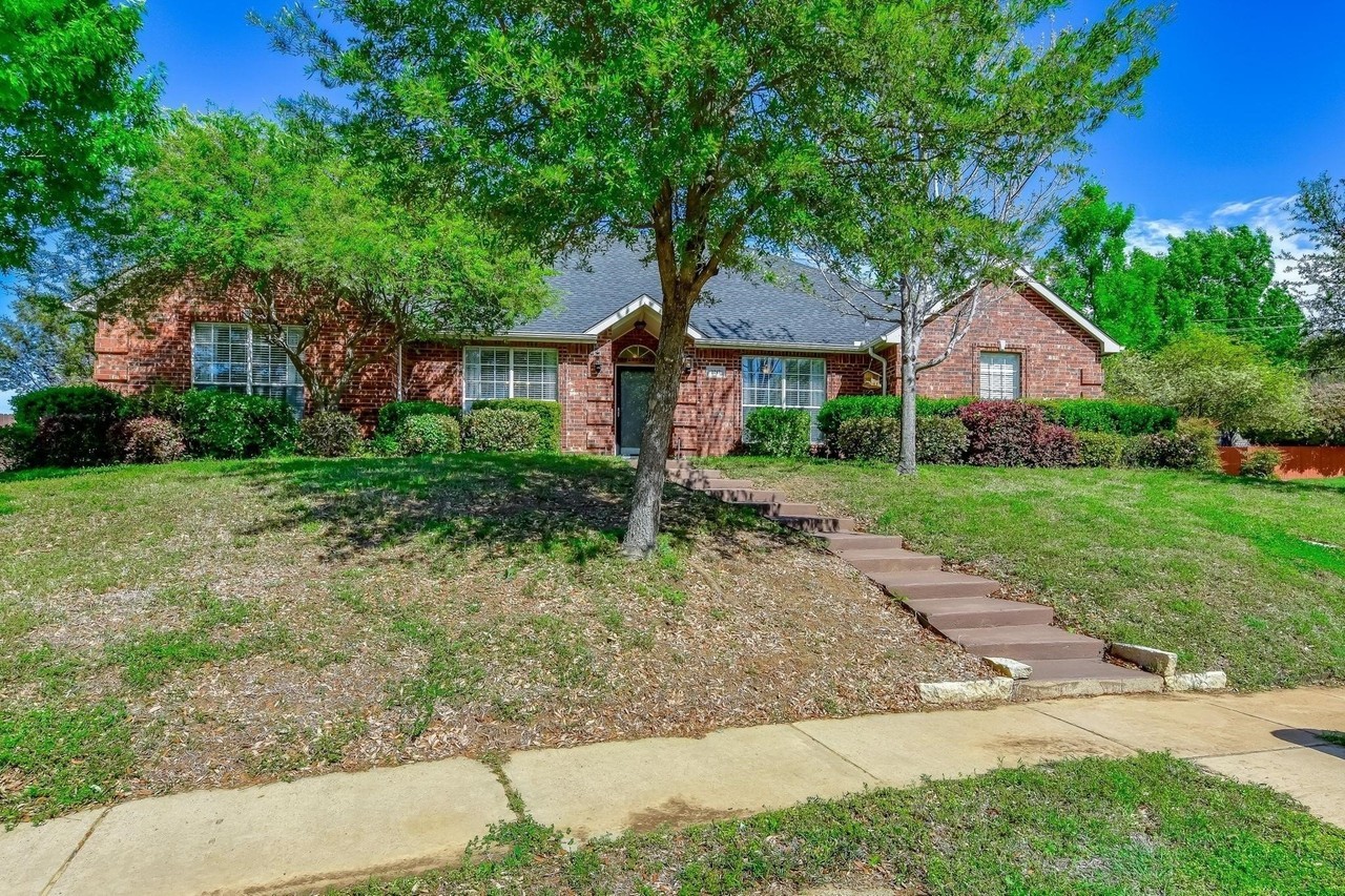 2217 Wren Ln - Photo 2 of 25