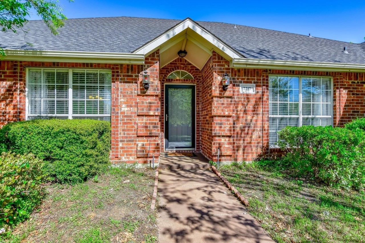 2217 Wren Ln - Photo 3 of 25