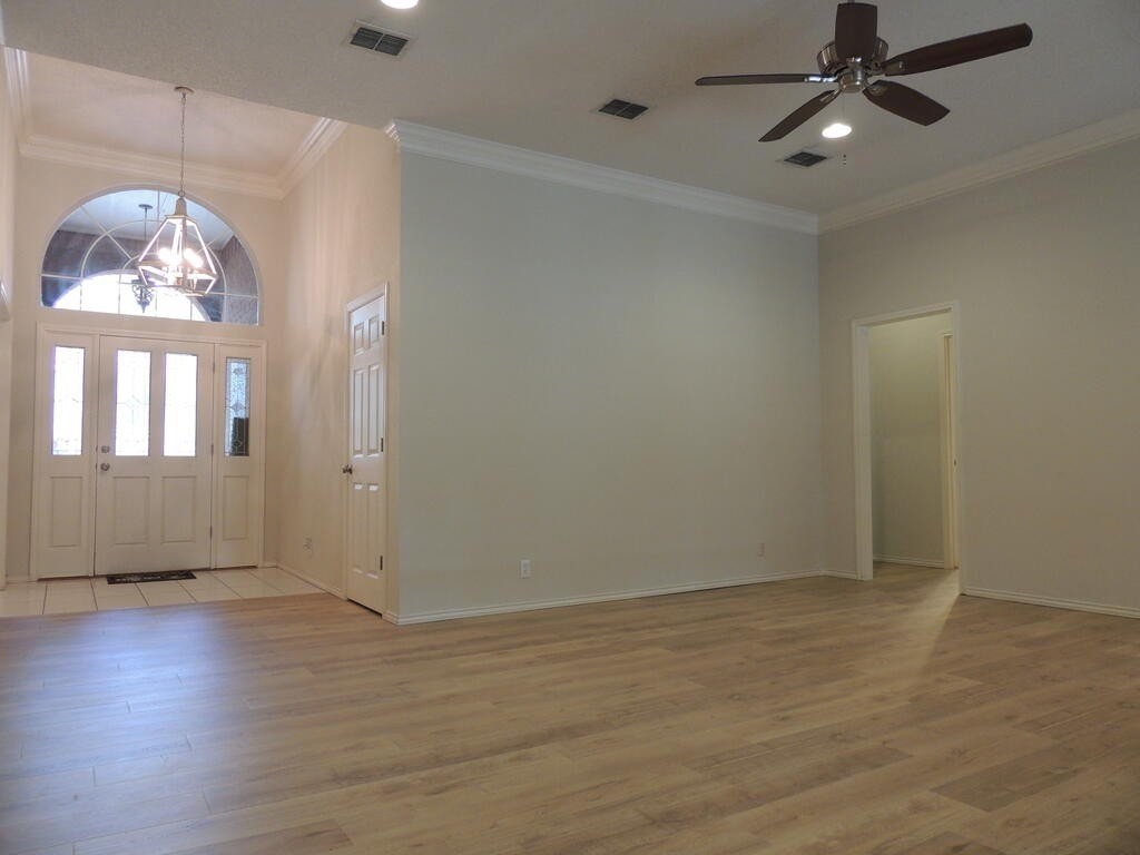 5405 Hillcrest Ct - Photo 3 of 47