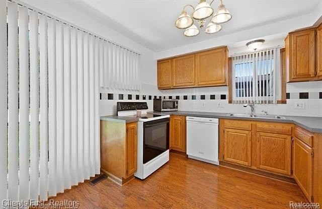 9036 Mason St - Photo 4 of 10