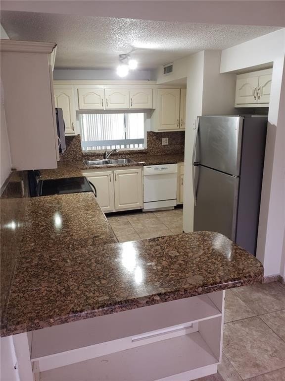 680 Ne 195th St #680 - Photo 2 of 11