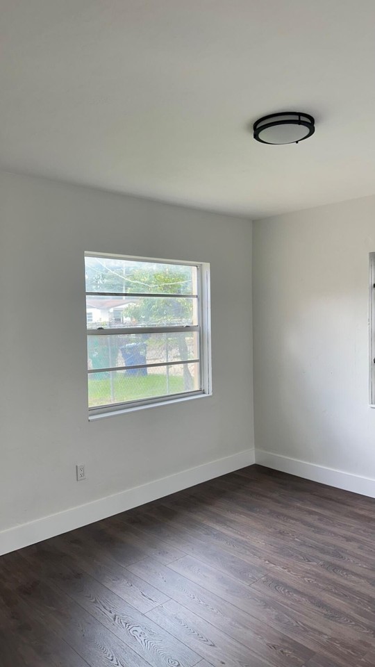 221 Nw 82nd Ter - Photo 5 of 15