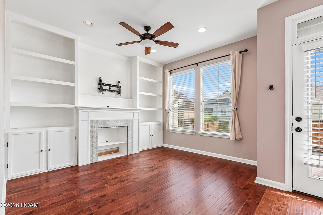 4529 Duplessis St - Photo 2 of 11