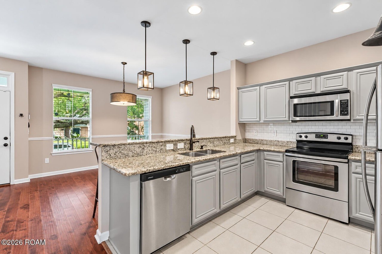 4529 Duplessis St - Photo 4 of 11