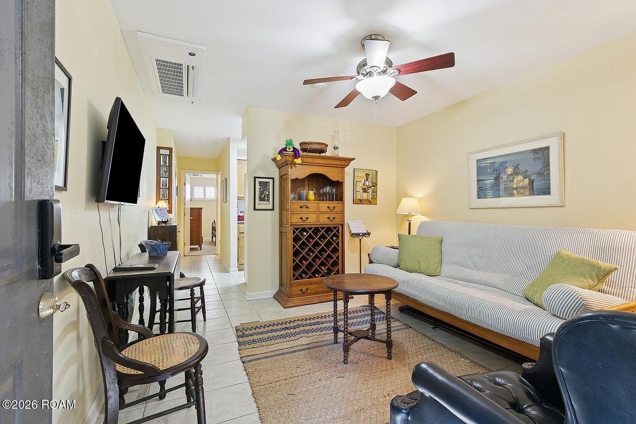 1921 Prytania St - Photo 4 of 11