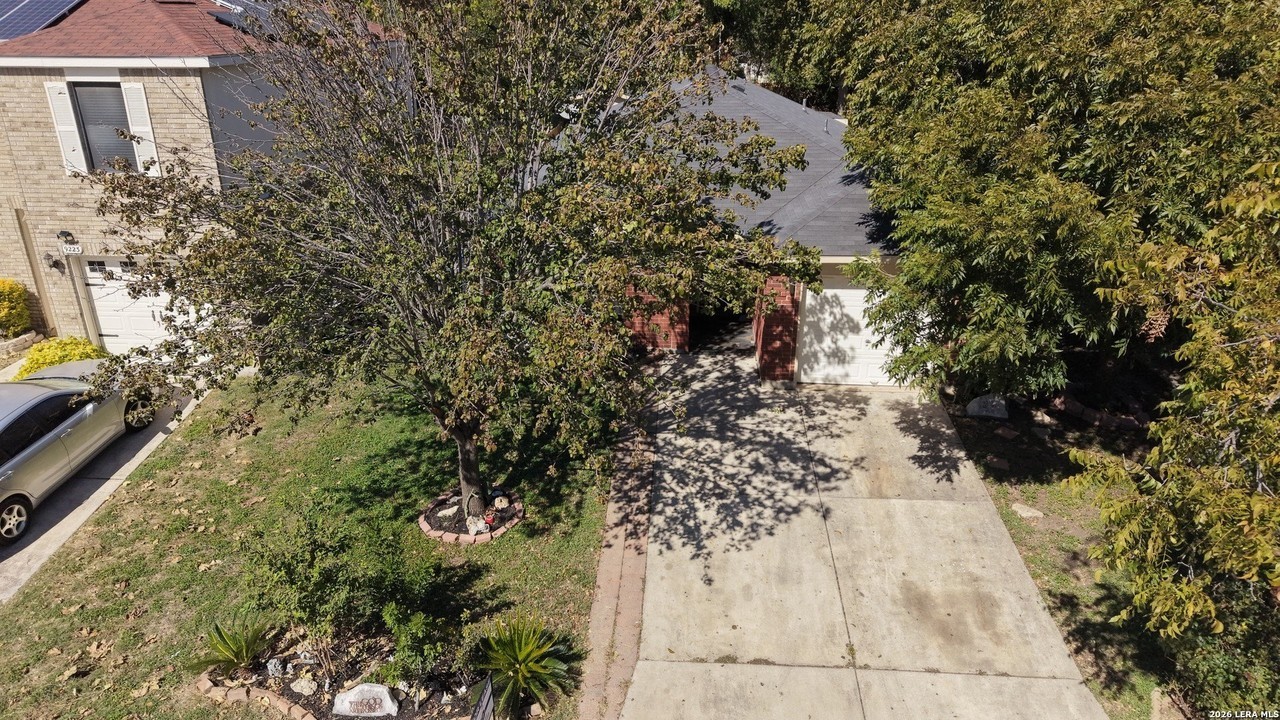 9219 Encino Vlg - Photo 2 of 32