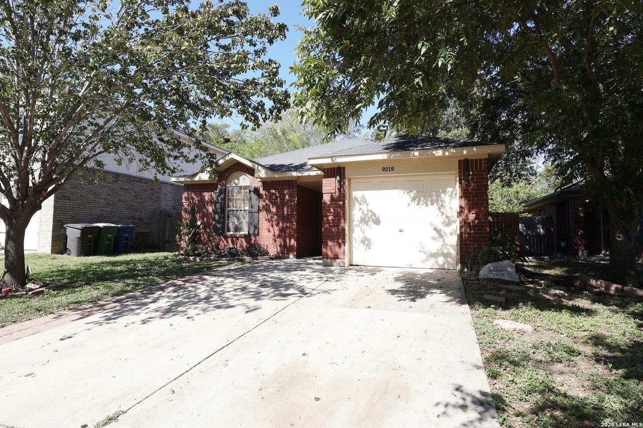 9219 Encino Vlg - Photo 3 of 32
