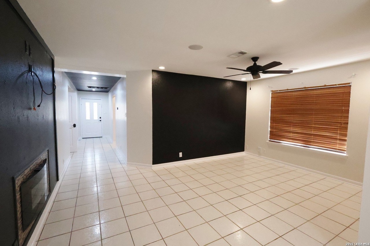 9219 Encino Vlg - Photo 6 of 32