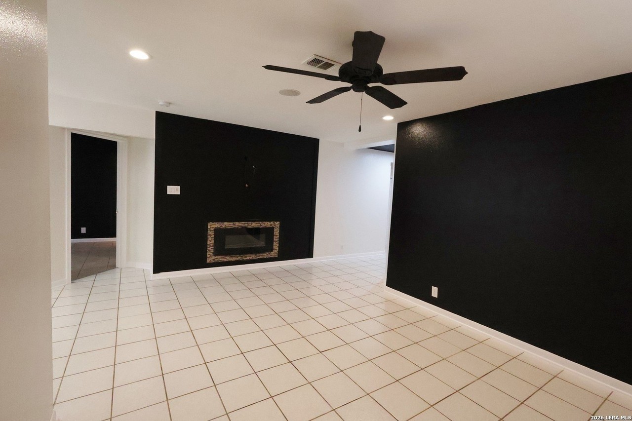 9219 Encino Vlg - Photo 7 of 32