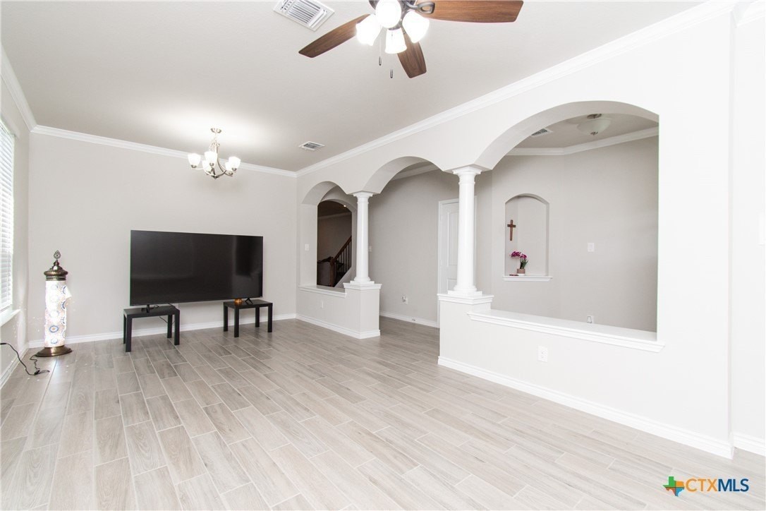 1305 Roma St - Photo 2 of 37