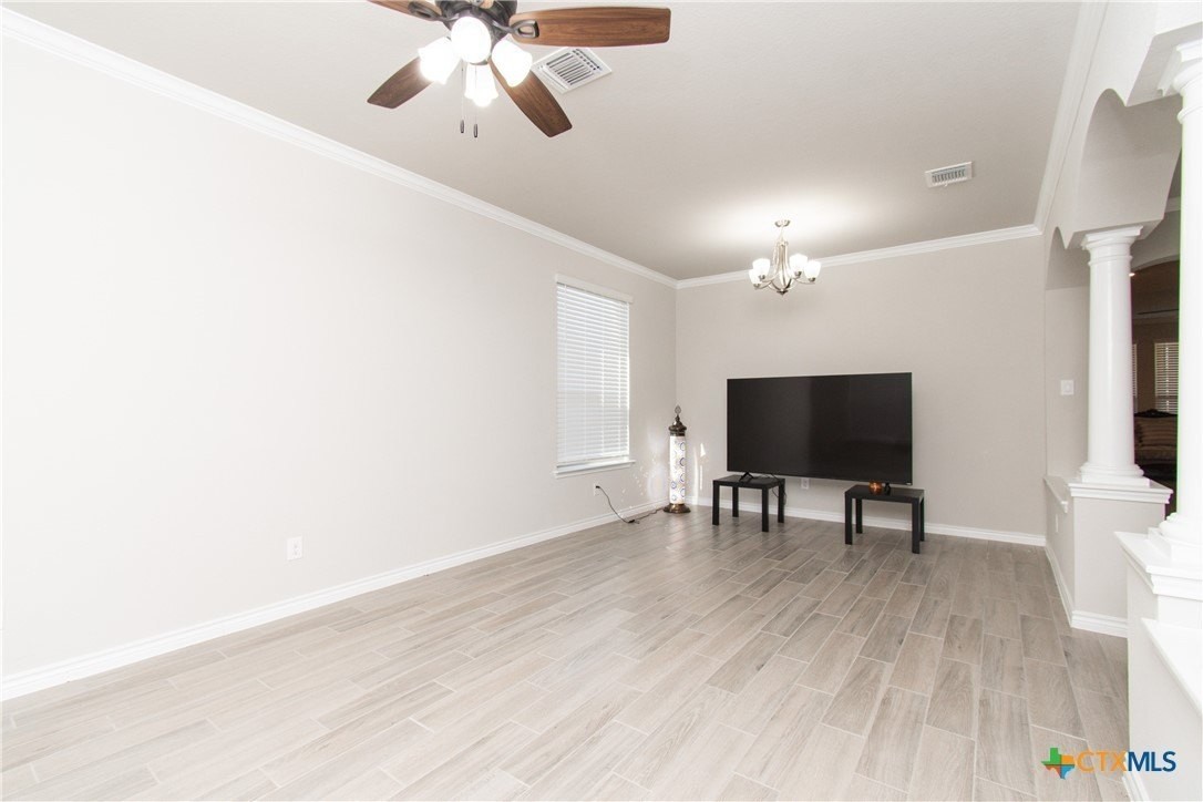 1305 Roma St - Photo 3 of 37