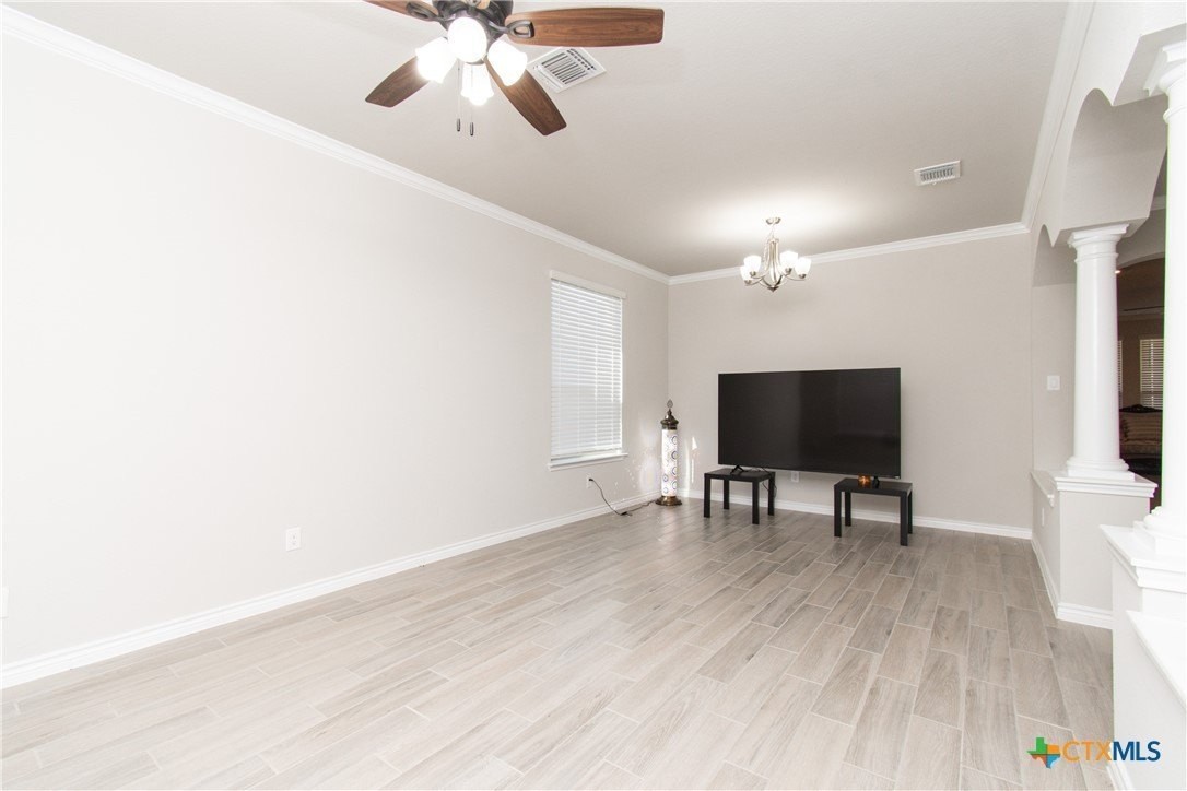 1305 Roma St - Photo 4 of 37