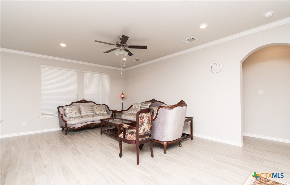 1305 Roma St - Photo 6 of 37