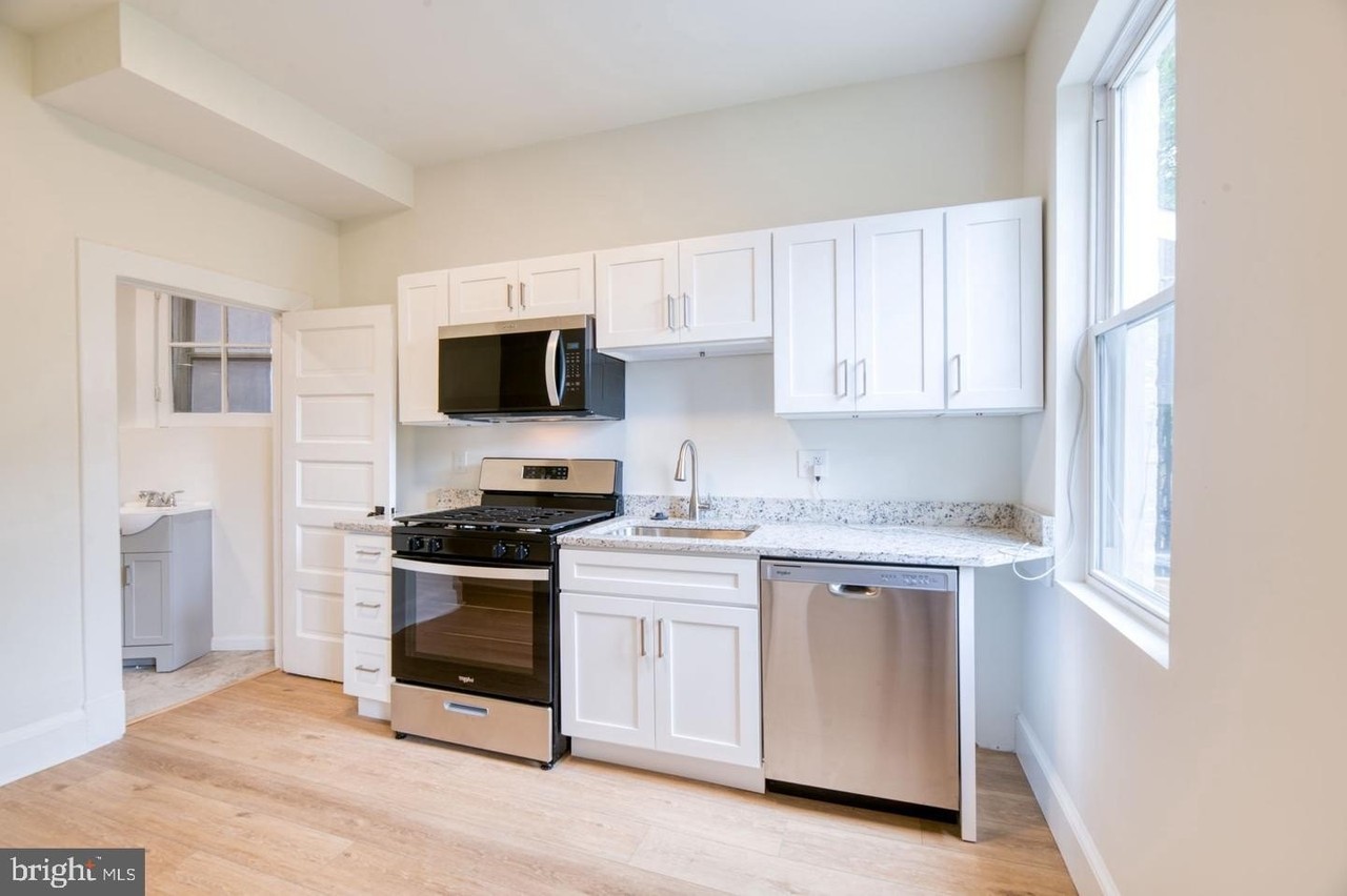 517 E 38th St - Photo 3 of 35