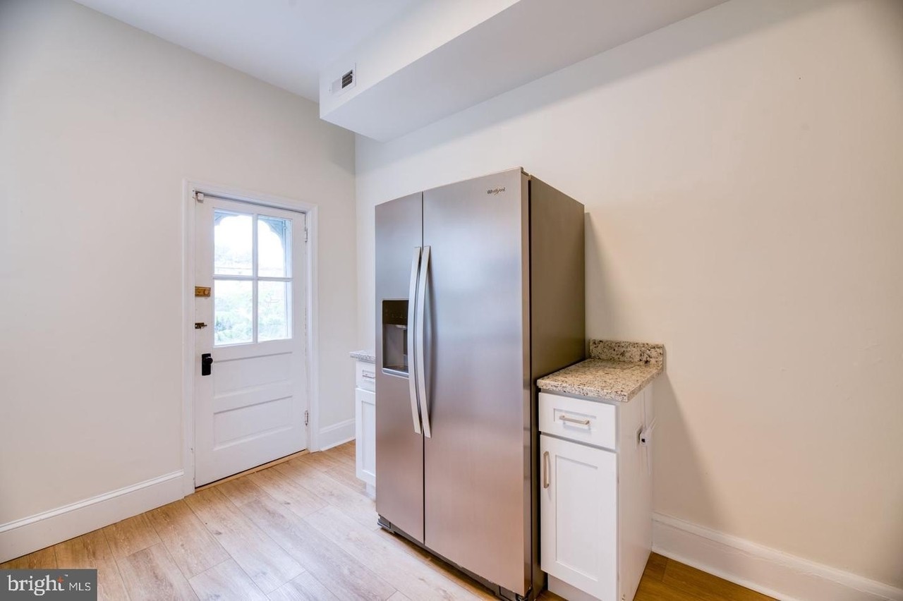 517 E 38th St - Photo 4 of 35
