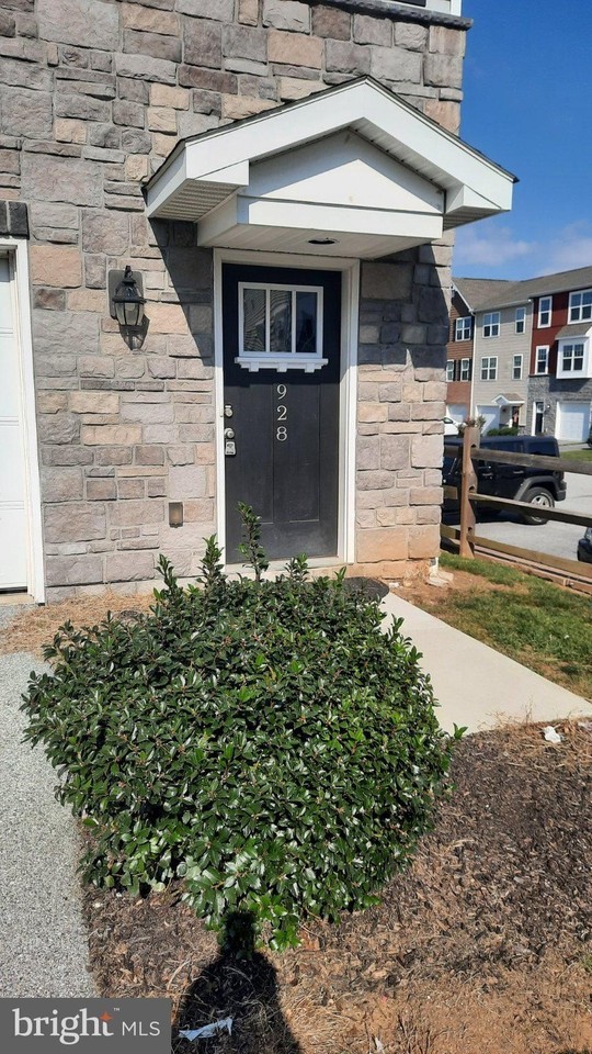 928 Admirals Quay Dr - Photo 2 of 15