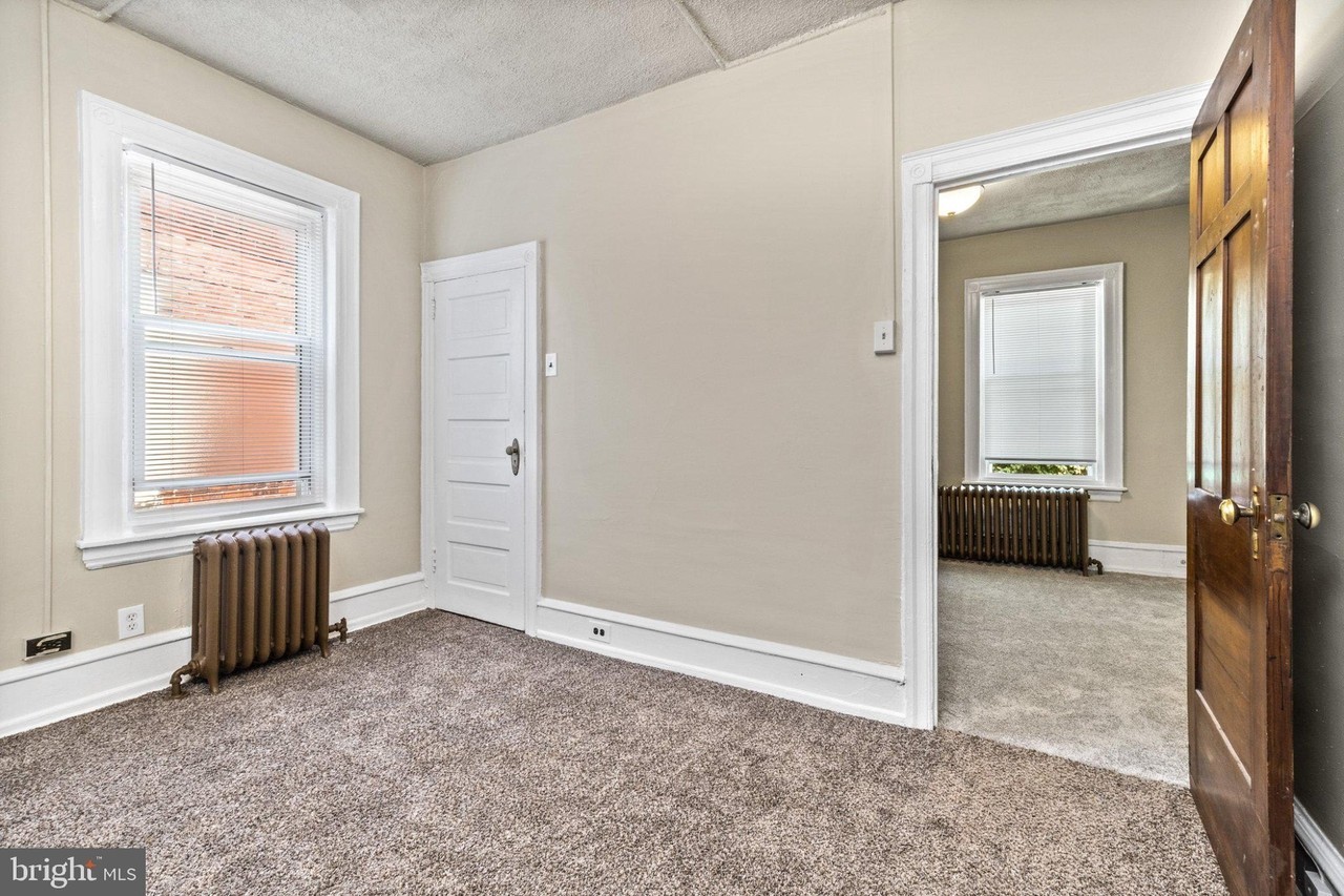 5027 Pine St - Photo 4 of 7