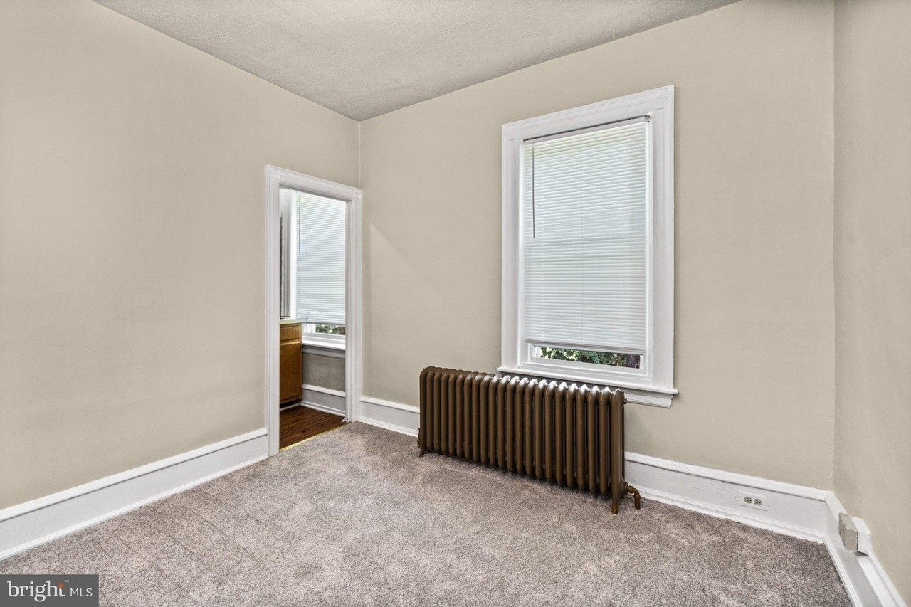 5027 Pine St - Photo 5 of 7