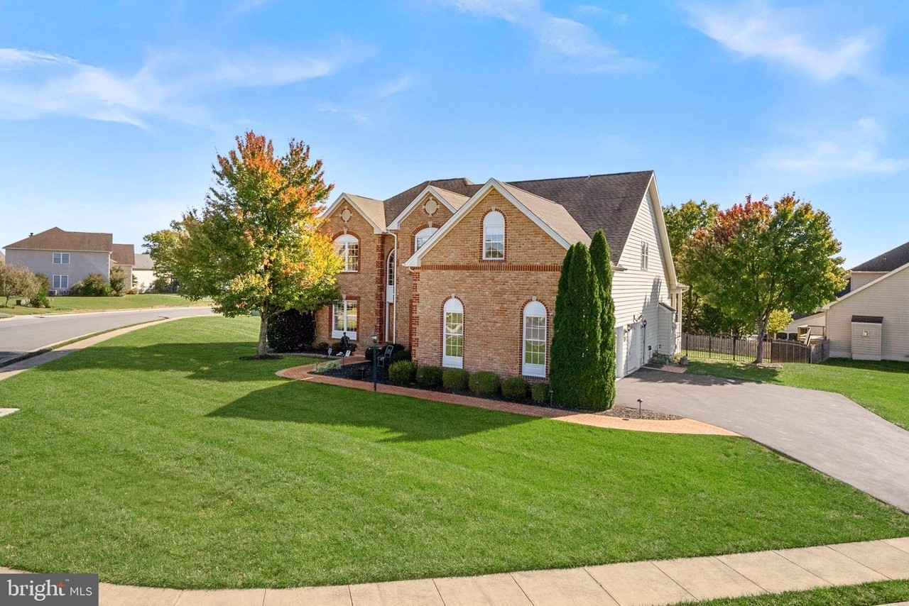 201 Heath Ct - Photo 2 of 50
