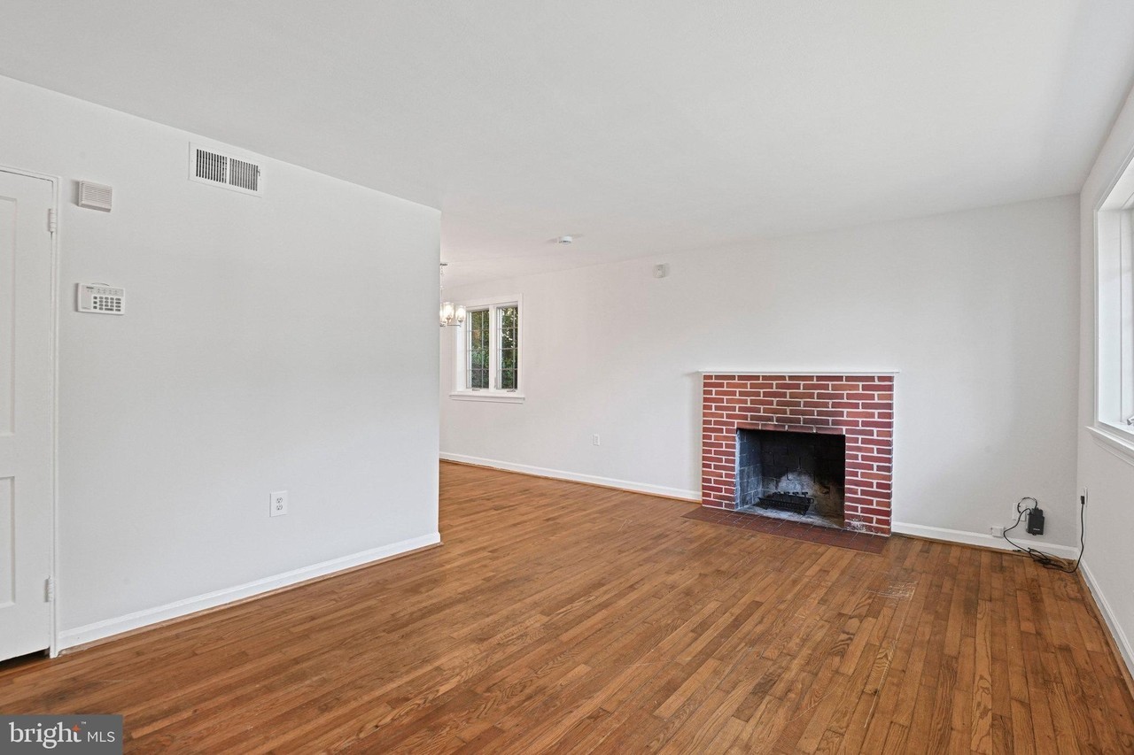 7307 Woodley Pl - Photo 5 of 28