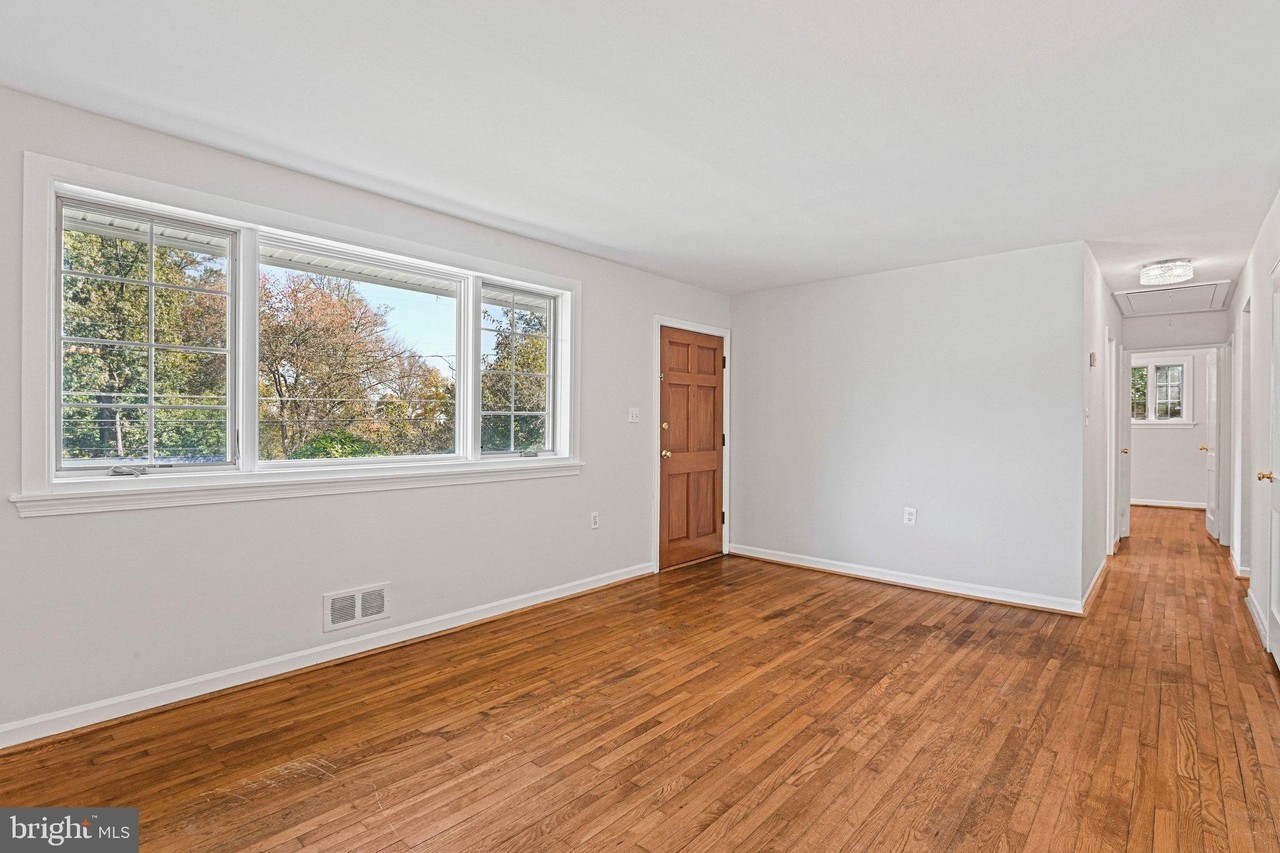 7307 Woodley Pl - Photo 7 of 28