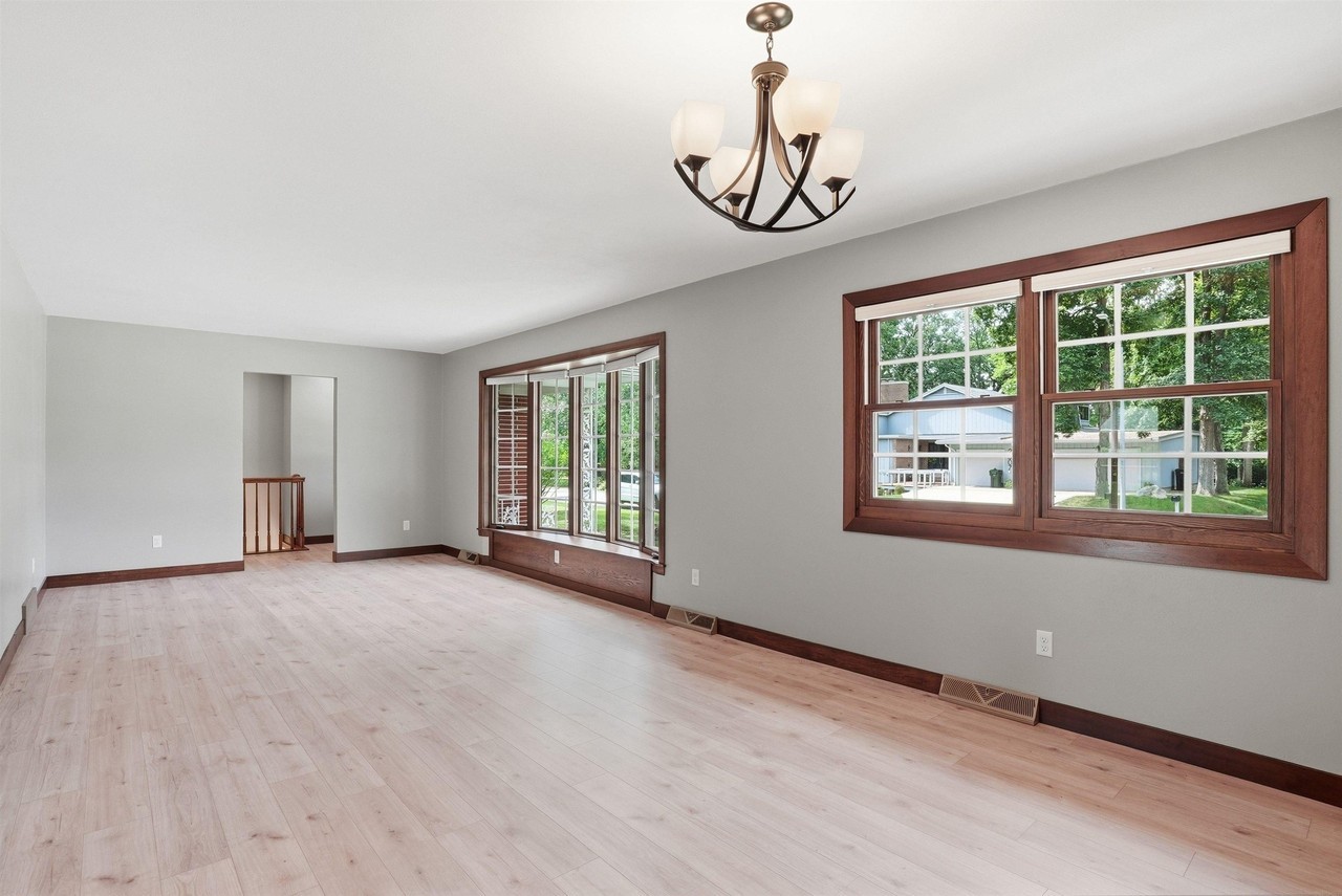 2428 Willow Ln - Photo 4 of 19