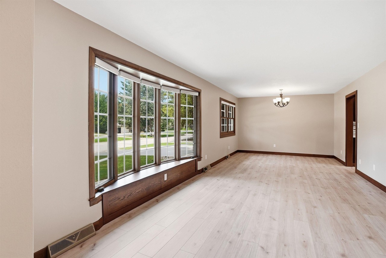 2428 Willow Ln - Photo 5 of 19