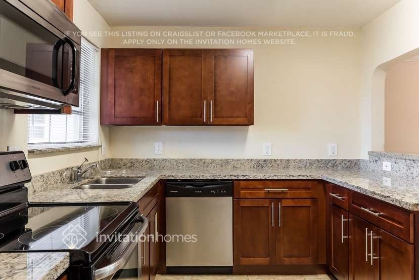 4724 Nw 4th St - Photo 4 of 10