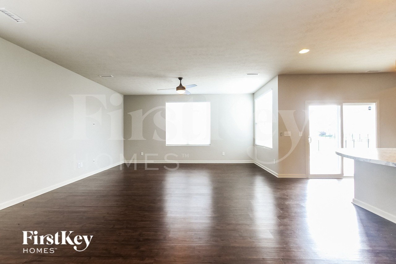 15445 Eastpark Cir W - Photo 2 of 15