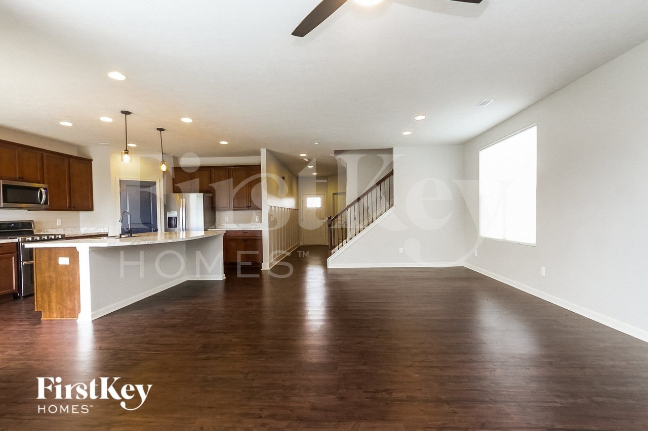 15445 Eastpark Cir W - Photo 3 of 15