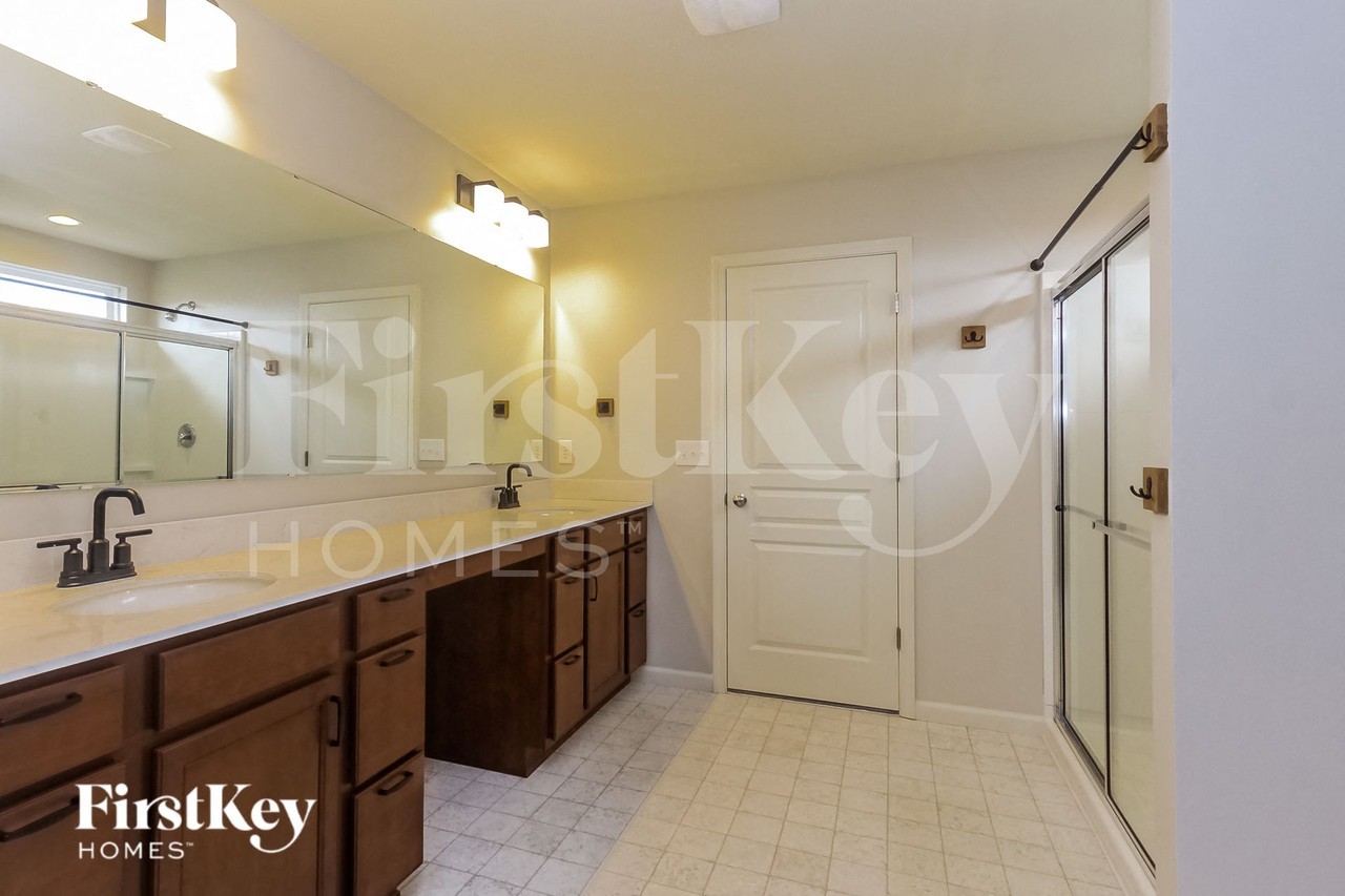 15445 Eastpark Cir W - Photo 7 of 15