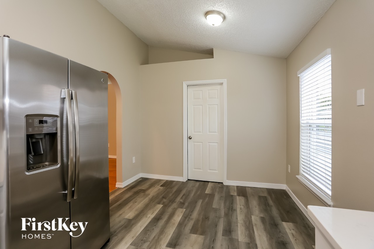 3111 Ash Harbor Dr E - Photo 5 of 15
