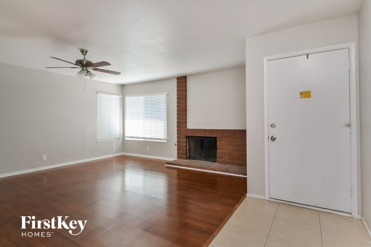 4389 Clear Brook Pl - Photo 4 of 16