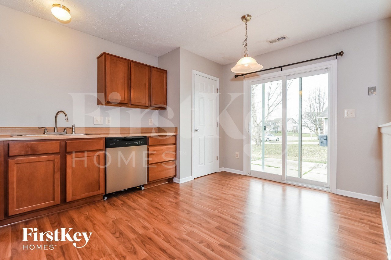725 Woodway Ln - Photo 4 of 15