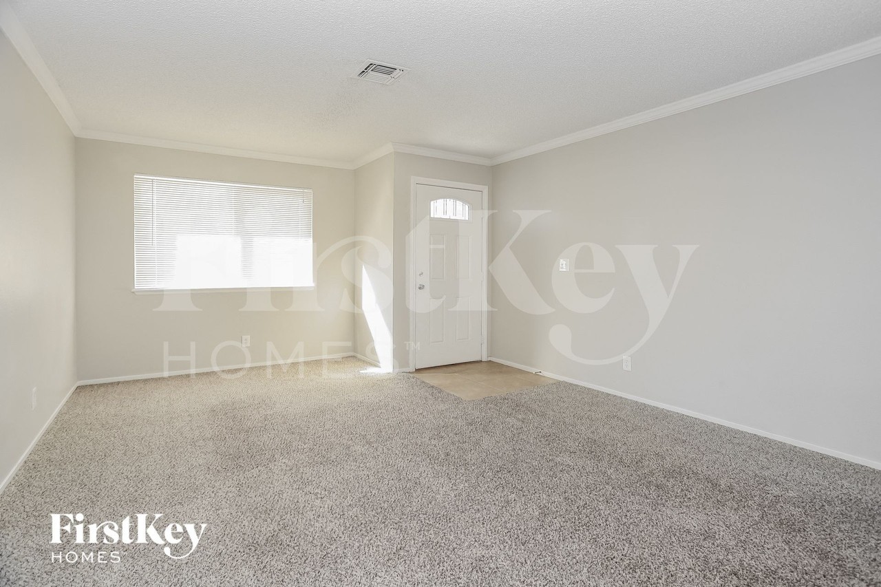 6312 Santa Cruz Ave - Photo 3 of 15