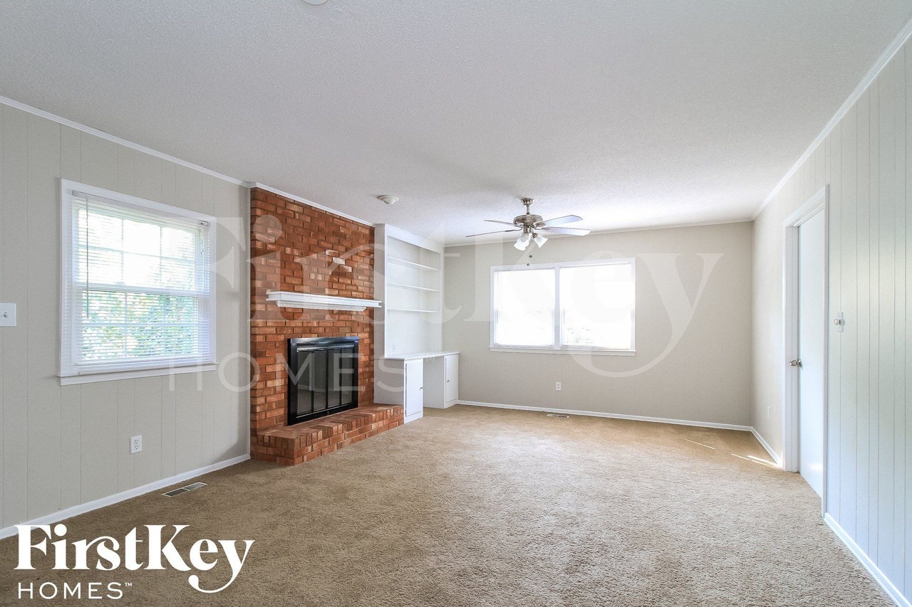 1101 N Elam Ave - Photo 3 of 15