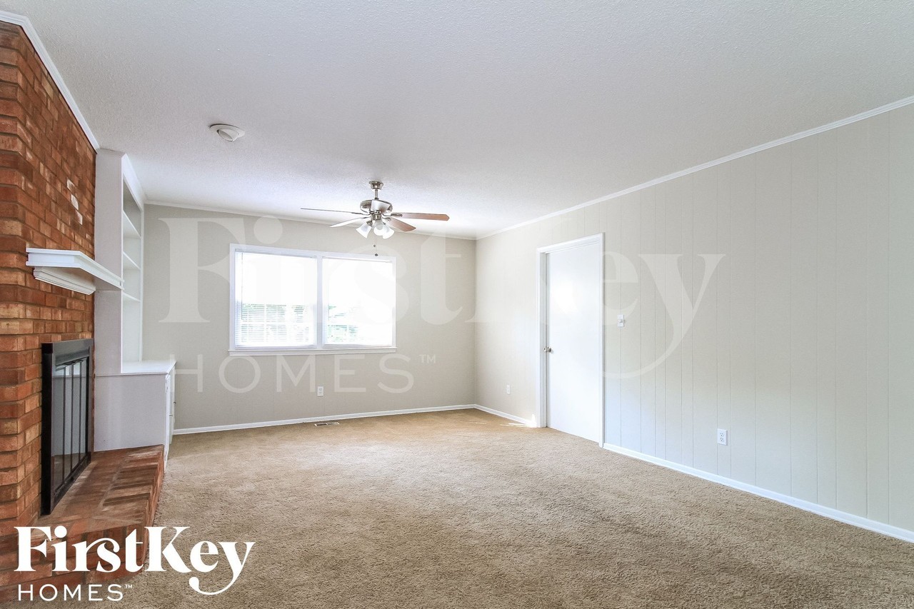 1101 N Elam Ave - Photo 4 of 15